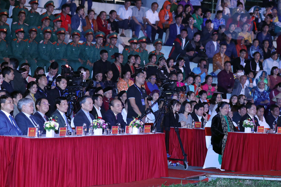 Thủ tướng Nguyễn Xuân Phúc cùng các đại biểu tham dự buổi lễ. (Ảnh: Thống Nhất/TTXVN)