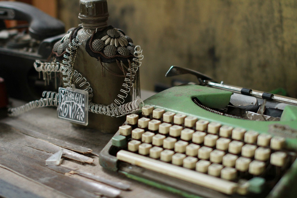 Thông điệp của chủ nhân: 'Make love not war' - 'Yêu... không chiến tranh.' (Ảnh: Xuân Mai/Vietnam+)