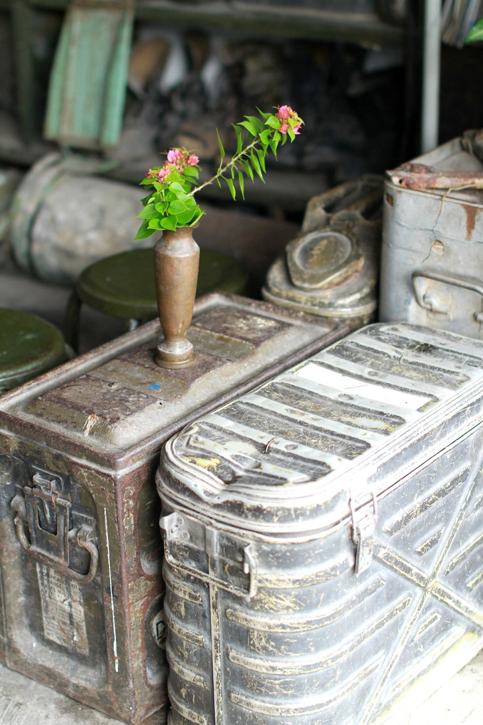 Dấu tích nhà binh ở mọi đồ dùng. (Ảnh: Xuân Mai/Vietnam+)