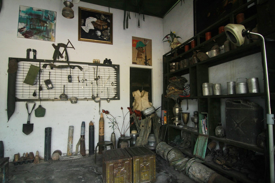 Những phương tiện tác chiến, dụng cụ sinh hoạt thời chiến được tái hiện trong không gian quán. (Ảnh: Xuân Mai/Vietnam+)