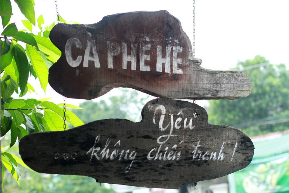 Quán càphê với thông điệp của chủ nhân. (Ảnh: Xuân Mai/Vietnam+)