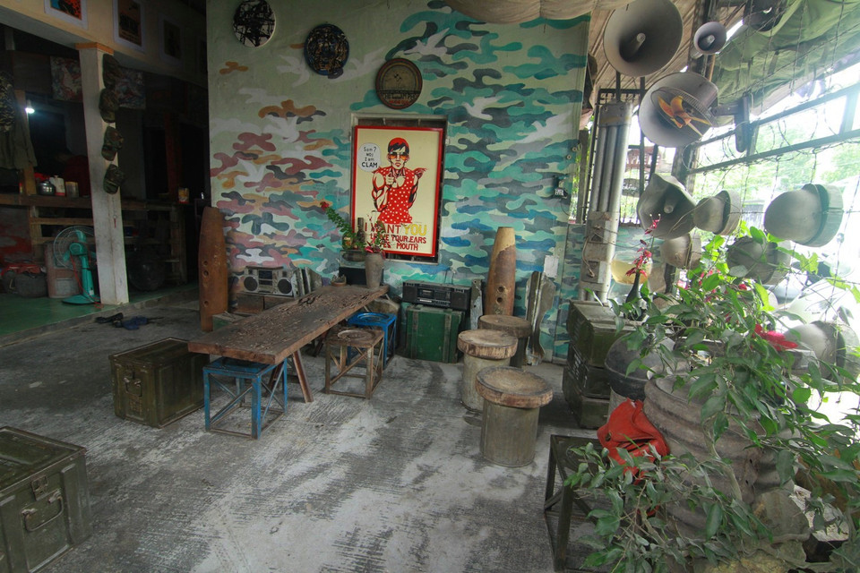 Không gian mở với những chiếc mũ lính, loa, thùng đạn, vỏ bom... (Ảnh: Xuân Mai/Vietnam+)