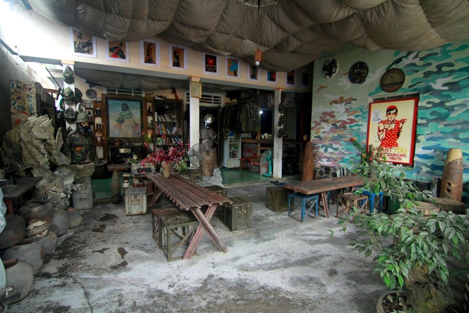 Quán bài trí theo phong cách hoài cổ với đồ trang trí đậm chất thời chiến. (Ảnh: Xuân Mai/Vietnam+)