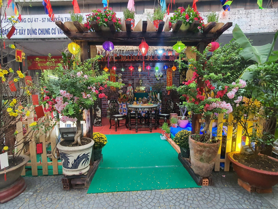 Không chỉ nhà và các khu phố, chung cư 47-57 Nguyễn Thái Bình (Quận 1) cũng được người dân đầu tư các tiểu cảnh rất công phu. (Ảnh: Thu Hương/TTXVN)