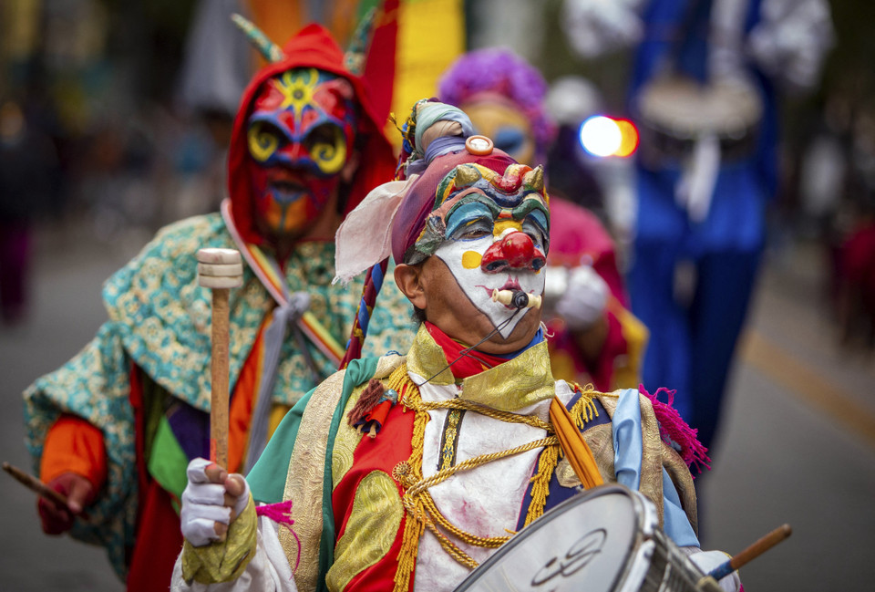 Người dân tham gia lễ diễu hành mừng Năm mới 2022 trên đường phố Quito, Ecuador ngày 31/12/2021. (Ảnh: AFP/TTXVN)