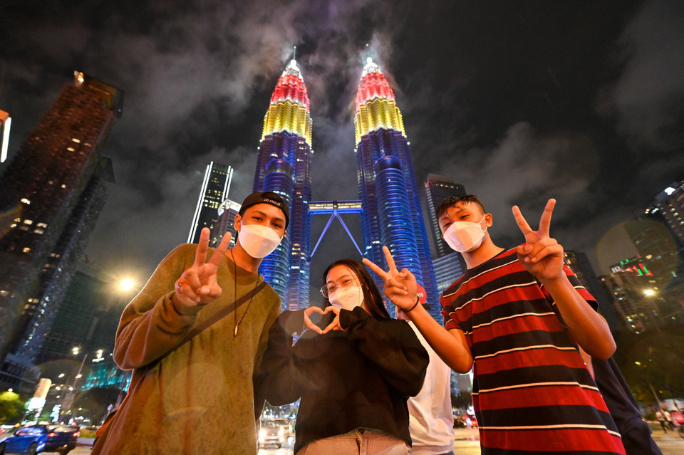 Người dân Malaysia chào đón Năm mới 2022 bên Toà tháp đôi ở Kuala Lumpur, ngày 31/12/2021. (Ảnh: THX/TTXVN)