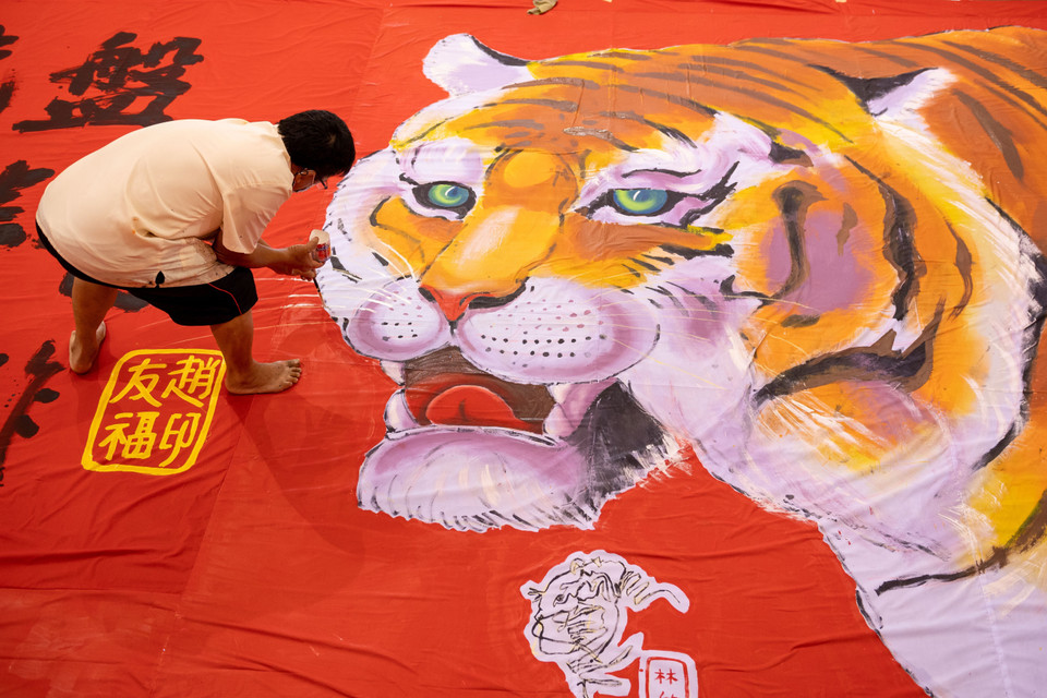 Người dân vẽ tranh hổ đón Tết Nguyên đán Nhâm Dần tại Bentong, bang Pahang, Malaysia, ngày 26/12/2021. (Ảnh: THX/ TTXVN)