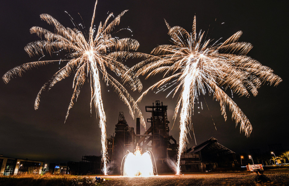 Pháo hoa lung linh mừng Năm mới 2022 tại Dortmund, Đức đêm 31/12/2021. (Ảnh: AFP/TTXVN)