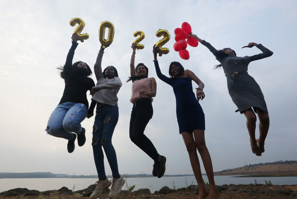 Người dân chào đón Năm mới 2022 tại Bhopal, bang Madhya Pradesh, Ấn Độ ngày 31/12/2021. (Ảnh: THX/TTXVN)