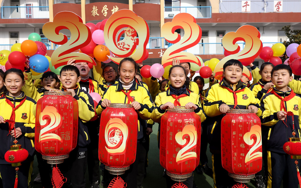 Các em nhỏ tham gia hoạt động chào đón Năm mới 2022 tại một trường học ở Tảo Trang, tỉnh Sơn Đông, Trung Quốc ngày 31/12/2021. (Ảnh: THX/TTXVN)