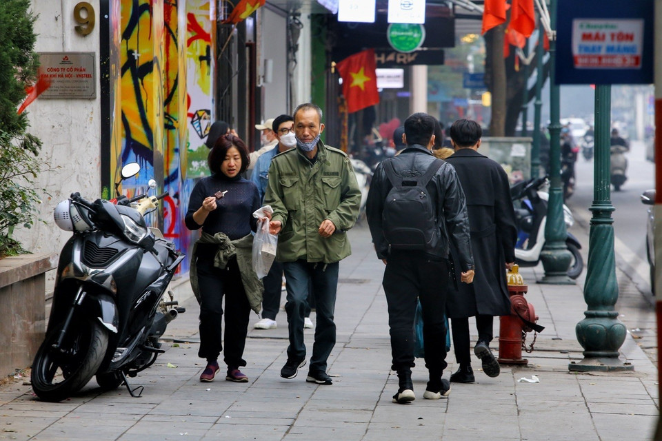 Nhiều người không đeo khẩu trang đúng cách. (Ảnh: Tuấn Đức/TTXVN)