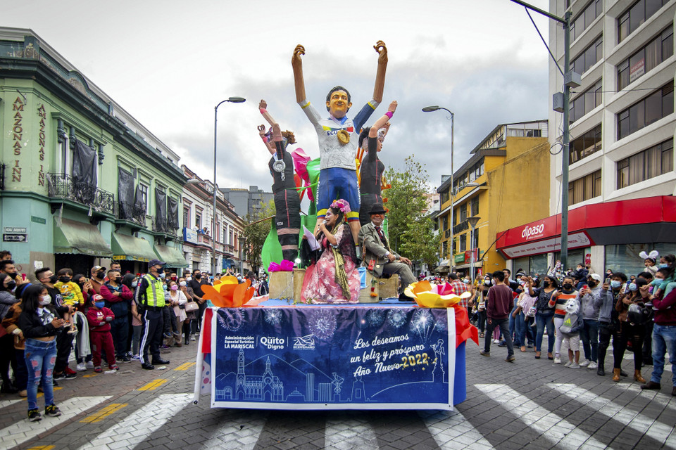 Một đoàn nghệ thuật tại lễ diễu hành mừng Năm mới 2022 ở Quito, Ecuador ngày 31/12/2021. (Ảnh: AFP/TTXVN)