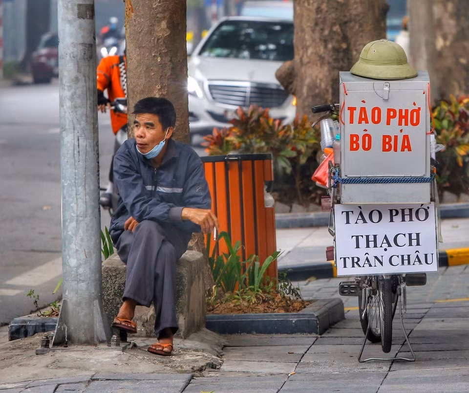 Nhiều người không đeo khẩu trang đúng cách. (Ảnh: Tuấn Đức/TTXVN)