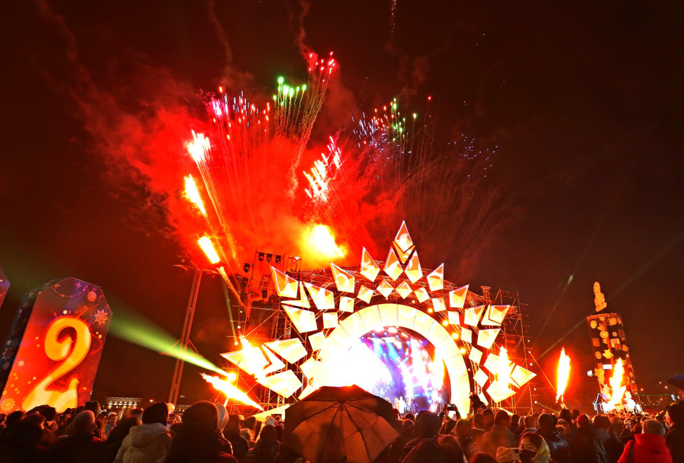 Người dân chào đón Năm mới 2022 tại thủ đô Minsk, Belarus ngày 1/1/2022. (Ảnh: THX/TTXVN)