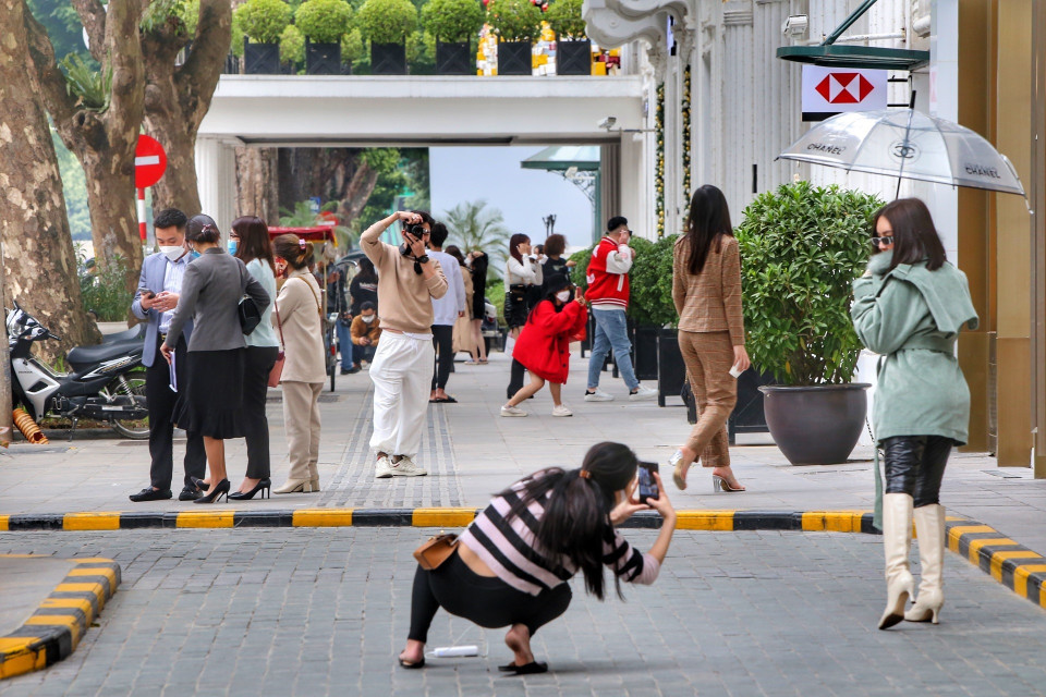 Tụ tập đông người chụp ảnh luôn tiềm ẩn nguy cơ lây nhiễm. (Ảnh: Tuấn Đức/TTXVN)