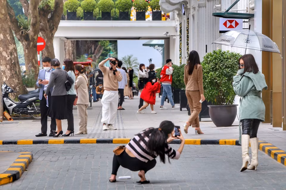 Tụ tập đông người chụp ảnh luôn tiềm ẩn nguy cơ lây nhiễm. (Ảnh: Tuấn Đức/TTXVN)