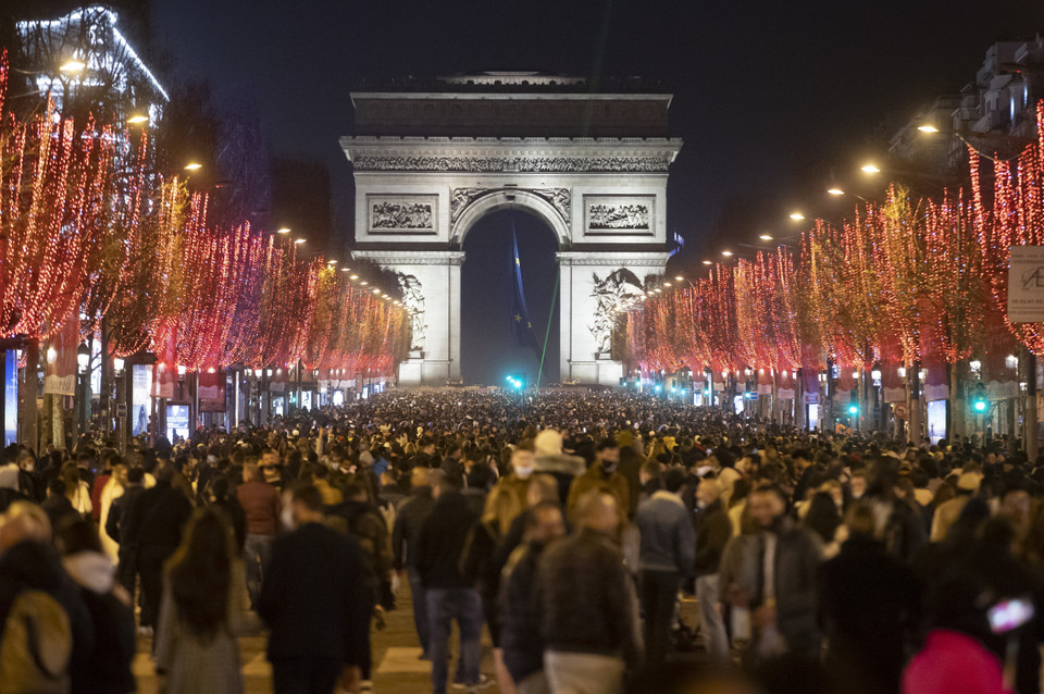 Người dân Paris tập trung tại Đại lộ Điện Elysees (Pháp) mừng Năm mới 2022, đêm 31/12/2021. (Ảnh: THX/TTXVN)