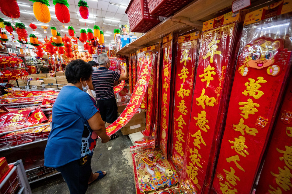 Khách hàng chọn mua đồ trang trí Tết tại Kuala Lumpur, Malaysia. (Ảnh: THX/TTXVN)