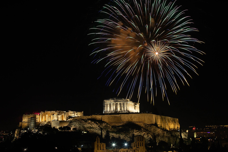 Tràng pháo hoa rực rỡ mừng Năm mới 2022 tại thủ đô Athens, Hy Lạp ngày 1/1/2022. (Ảnh: THX/TTXVN)