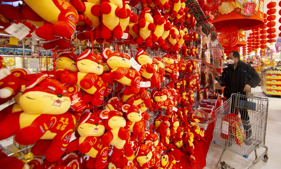  Khách hàng chọn mua đồ trang trí Tết tại một siêu thị ở Toronto, Canada. (Ảnh: THX/TTXVN)