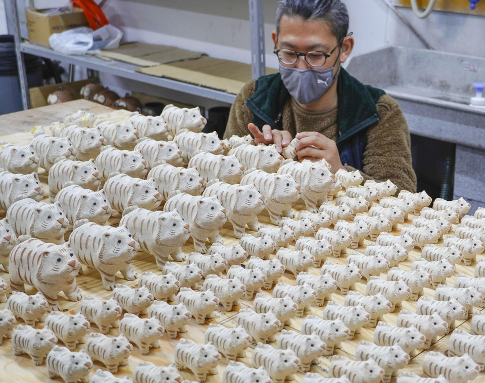 Mô hình Hổ biểu tượng cho Năm Nhâm Dần làm bằng gốm trưng bày tại Koka, tỉnh Shiga, Nhật Bản. (Ảnh: Kyodo/TTXVN)