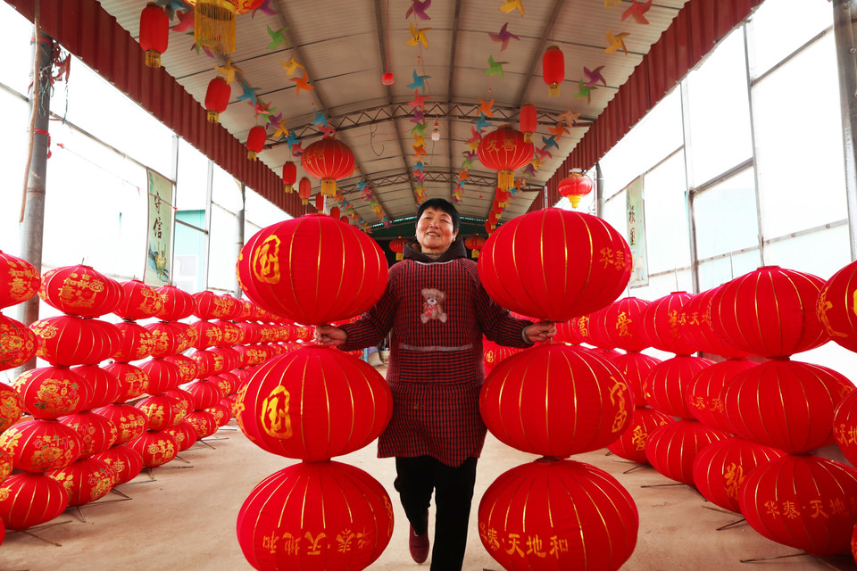 Đèn lồng đỏ biểu tượng cho sự may mắn tai làng Benzhuang, tỉnh Hà Nam, Trung Quốc. (Ảnh: THX/TTXVN)