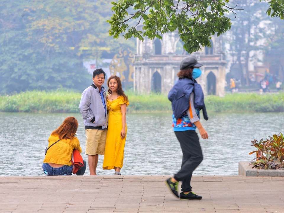 Một số người bỏ khẩu trang nơi công cộng để chụp ảnh.(Ảnh: Tuấn Đức/TTXVN)