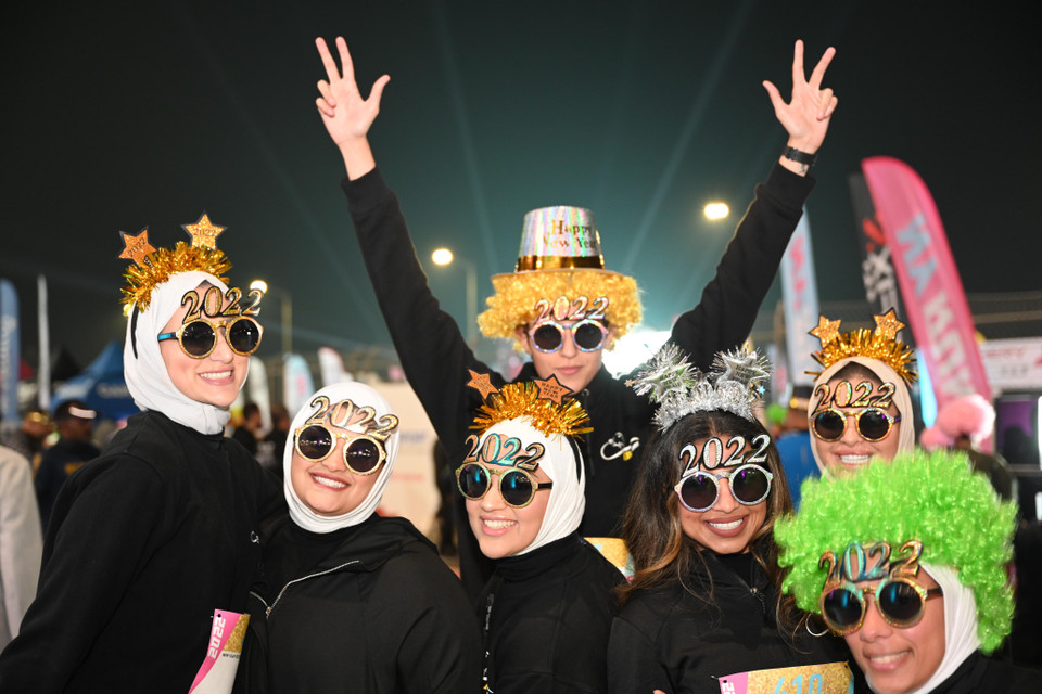 Trong ảnh: Người dân đón Năm mới 2022 tại Kuwait, đêm 31/12/2021. Ảnh: THX/TTXVN