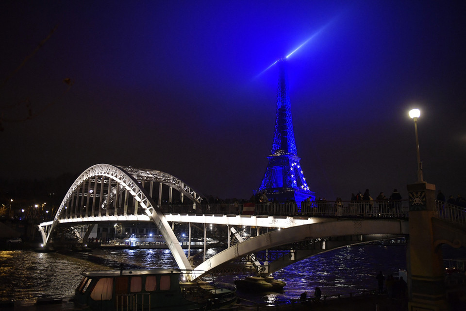 Tháp Eiffel được nhuộm sắc xanh, đánh dấu thời điểm Pháp trở thành Chủ tịch luân phiên Liên minh châu Âu trong Năm mới 2022 tại Paris, ngày 31/12/2021. (Ảnh: AFP/TTXVN)