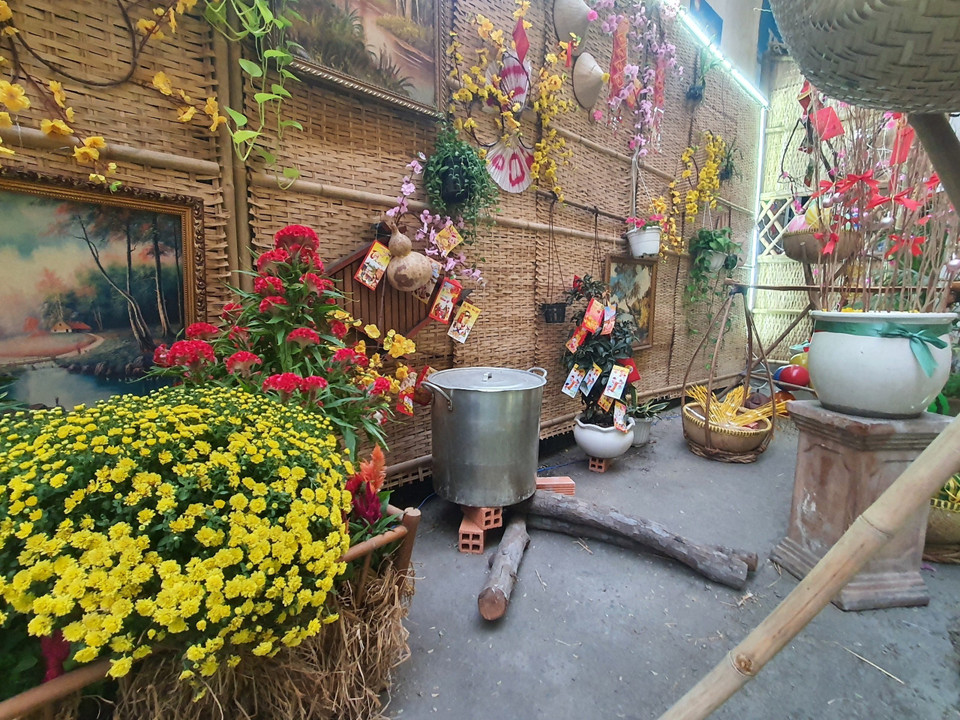 Một số tiểu cảnh ngày Tết thân thuộc được tái hiện tại hẻm 89 Hàm Nghi (Quận 1). (Ảnh: Thu Hương/TTXVN)