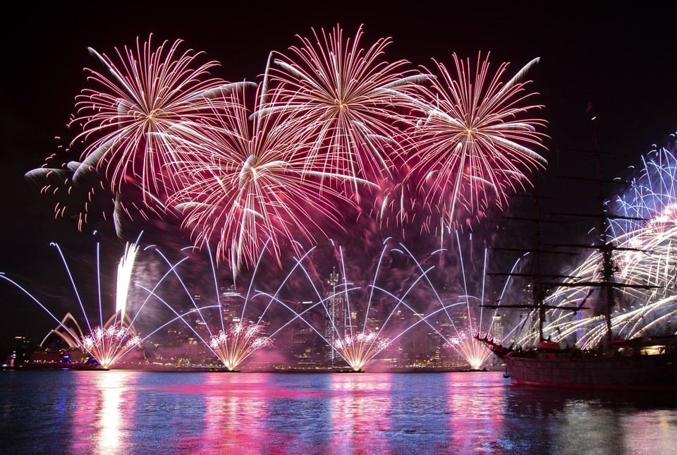 Pháo hoa rực rỡ chào đón Năm mới 2022 trên cầu cảng Sydney, Australia ngày 1/1/2022. (Ảnh: THX/TTXVN)