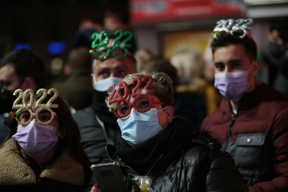 Người dân chờ đợi thời khắc chuyển giao sang Năm mới 2022 tại quảng trường ở Madrid, Tây Ban Nha đêm 31/12/2021. (Ảnh: THX/TTXVN)
