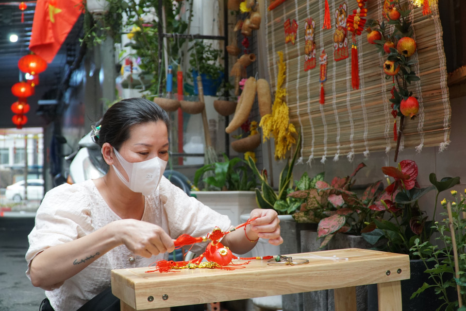 Người dân tại hẻm 89 Hàm Nghi (Quận 1) tất bật trang trí cho nhà cửa sạch đẹp, khi Tết đến cận kề. (Ảnh: Thu Hương/TTXVN)