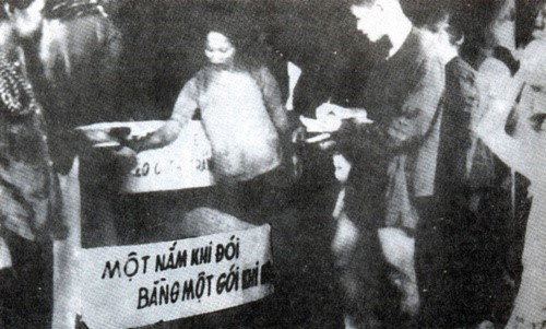 Trong những năm 1945-1946, hưởng ứng lời kêu gọi của Đảng và Bác Hồ về chống 'giặc đói,' phong trào hũ gạo tiết kiệm,' 'ngày đồng tâm'… đã diễn ra rộng khắp trên cả nước; nhờ đó, vụ mùa năm 1946 ta đã thu hoạch được 1,15 triệu tấn thóc; nạn đói được đẩy lùi, đời sống nhân dân di vào ổn định. Trong ảnh: Phong trào 'Hũ gạo cứu đói' với tinh thần 'Một nắm khi đói bằng một gói khi no' lan rộng khắp cả nước. (Ảnh: Tư liệu/TTXVN phát)