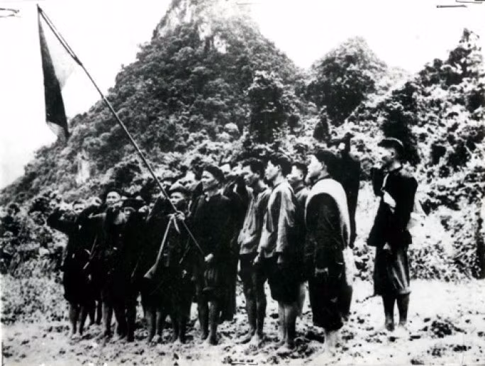 Ngày 15/5/1945, Việt Nam Tuyên truyền Giải phóng quân và Cứu quốc quân hợp nhất với tên gọi mới là Việt Nam Giải phóng quân, trở thành lực lượng nòng cốt hỗ trợ cho lực lượng chính trị của quần chúng cách mạng làm Cách mạng tháng Tám thành công. (Ảnh: Tư liệu/TTXVN phát)