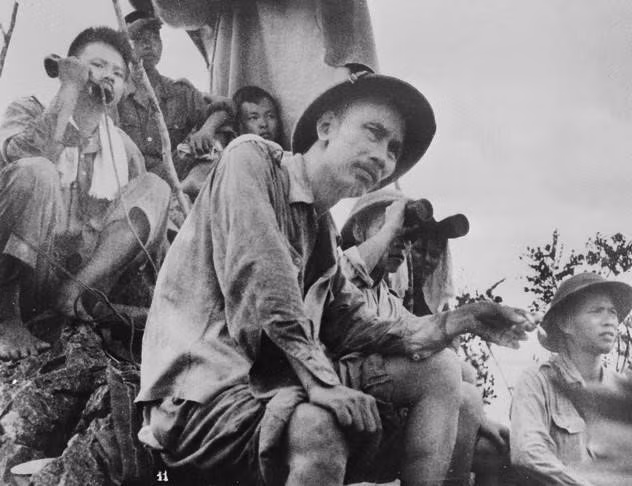 Chiến dịch Biên giới (16/9-17/10/1950) là chiến dịch đầu tiên mà bộ đội Việt Minh chủ động tấn công quân Pháp, làm thay đổi cục diện chiến trường: bắt đầu giành quyền chủ động chiến lược trên chiến trường chính Bắc Bộ. Chiến dịch này có ý nghĩa bản lề quan trọng, là bước ngoặt của cuộc chiến tranh. Trong ảnh: Chủ tịch Hồ Chí Minh theo dõi chặt chẽ diễn biến trận đánh các cứ điểm địch ở Đông Khê, mở màn Chiến dịch Biên giới (16/9/1950). (Ảnh: Tư liệu/TTXVN phát)