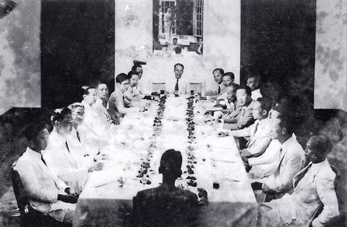Ngày 3/9/1945, Chính phủ lâm thời đã họp phiên đầu tiên, đặt ra những vấn đề cấp bách, trong đó quyết tâm chiến đấu với 'giặc đói,' 'giặc dốt,' nhanh chóng tiến hành cuộc Tổng tuyển cử với chế độ phổ thông đầu phiếu để từ đó soạn thảo một bản Hiến pháp cho nước Việt Nam Dân chủ Cộng hòa mới ra đời. (Ảnh: TTXVN)