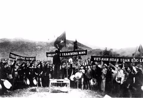 Nhân dân huyện Ba Tơ tham gia đánh chiếm đồn Ba Tơ ngày 11/3/1945. (Ảnh: Tư liệu/TTXVN phát)