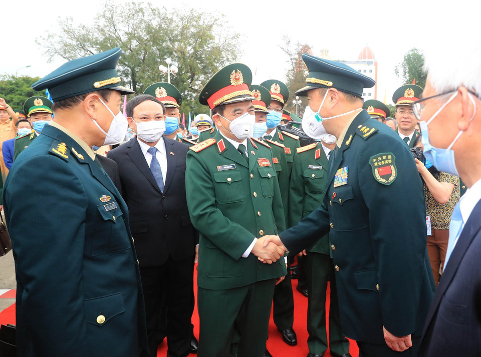 Bộ trưởng Quốc phòng Phan Văn Giang bắt tay các quan chức cấp cao quốc phòng Trung Quốc tại lễ đón đoàn Việt Nam. (Ảnh: Trọng Đức/TTXVN)