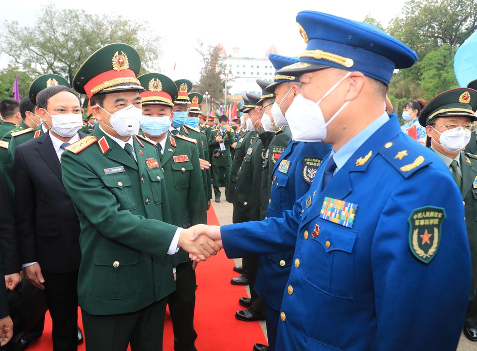 Bộ trưởng Quốc phòng Phan Văn Giang bắt tay các quan chức cấp cao quốc phòng Trung Quốc tại lễ đón đoàn Việt Nam. (Ảnh: Trọng Đức/TTXVN)