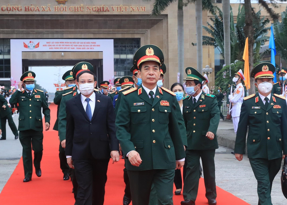 Bộ trưởng Quốc phòng Phan Văn Giang và các đại biểu trên cầu Bắc Luân sang Cửa khẩu Đông Hưng, Quảng Tây (Trung Quốc). (Ảnh: Trọng Đức/TTXVN)