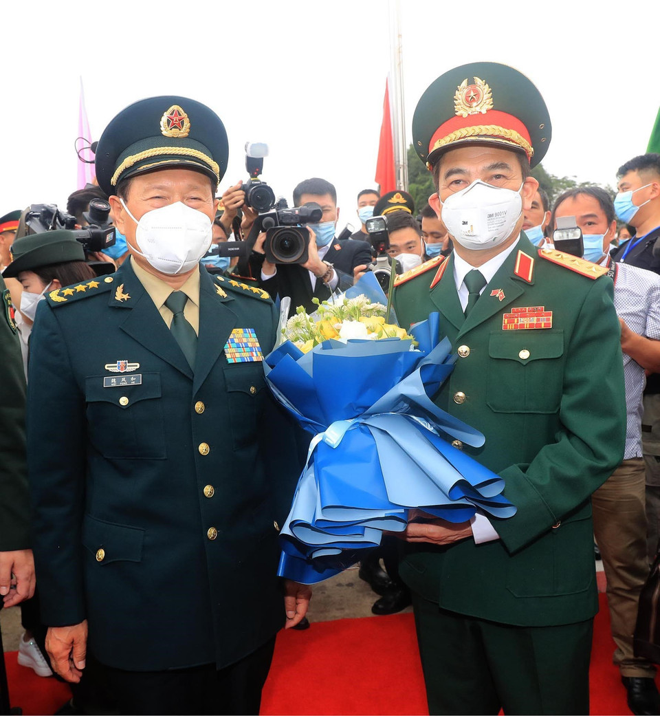 Bộ trưởng Quốc phòng Trung Quốc Ngụy Phượng Hòa (bên trái) đón Bộ trưởng Quốc phòng Phan Văn Giang. (Ảnh: Trọng Đức/TTXVN)