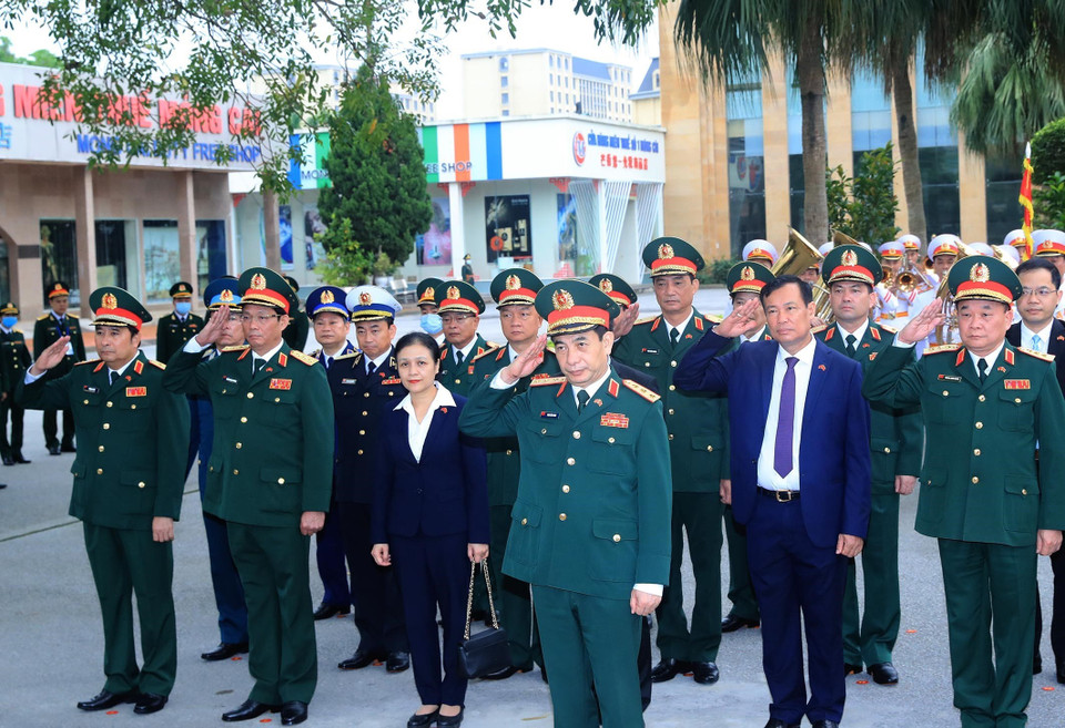 Bộ trưởng Quốc phòng Phan Văn Giang và các đại biểu chào cột mốc Việt Nam. (Ảnh: Trọng Đức/TTXVN)