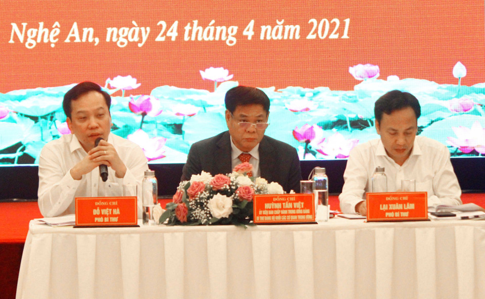 Các đại biểu chủ trì hội nghị. (Ảnh: Tá Chuyên/TTXVN)