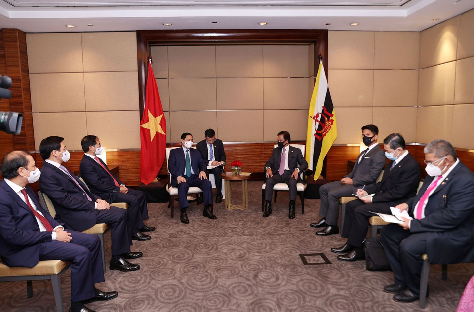 Thủ tướng Phạm Minh Chính chào xã giao Quốc vương Brunei Haji Hassanal Bolkiah, Chủ tịch ASEAN 2021. (Ảnh: Dương Giang/TTXVN)