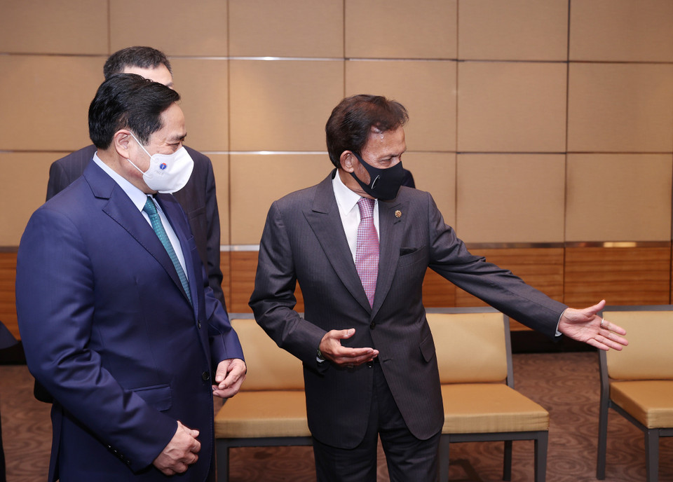 Thủ tướng Phạm Minh Chính chào xã giao Quốc vương Brunei Haji Hassanal Bolkiah, Chủ tịch ASEAN 2021. (Ảnh: Dương Giang/TTXVN)