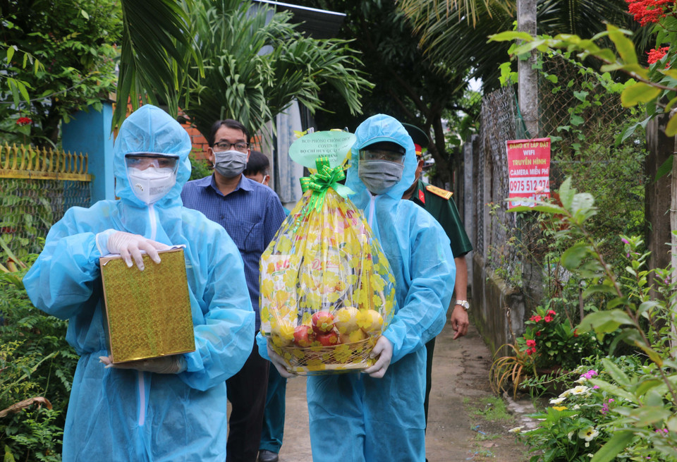 Đại diện Ban Chỉ huy quân sự huyện Châu Thành (An Giang) cùng chính quyền địa phương bàn giao tro cốt ông H.T.S. về tận nhà tại ấp Bình An 1, xã An Hòa, huyện Châu Thành, An Giang chu đáo. (Ảnh: Công Mạo/TTXVN)