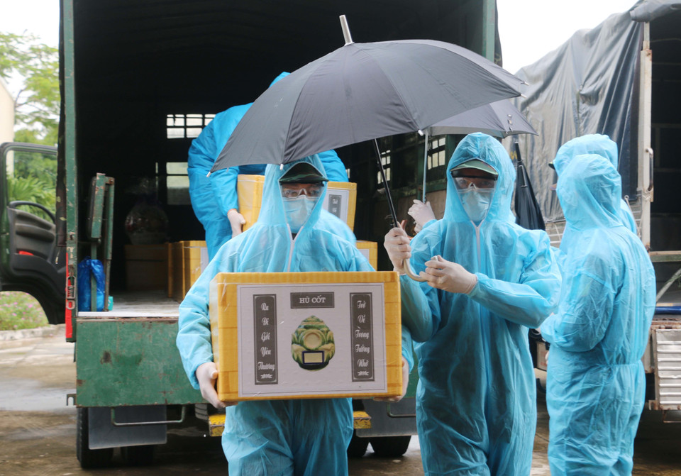 Cán bộ, chiến sỹ Đội K90-Cục Chính trị, Bộ Tư lệnh Quân khu 9 vận chuyển các bộ tro cốt người dân tử vong do dịch COVID-19 bàn giao cho Bộ Chỉ huy quân sự tỉnh An Giang. (Ảnh: Công Mạo/TTXVN)