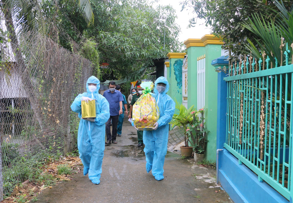 Đại diện Ban Chỉ huy quân sự huyện Châu Thành (An Giang) cùng chính quyền địa phương bàn giao tro cốt ông H.T.S. về tận nhà tại ấp Bình An 1, xã An Hòa, huyện Châu Thành, An Giang. (Ảnh: Công Mạo/TTXVN)