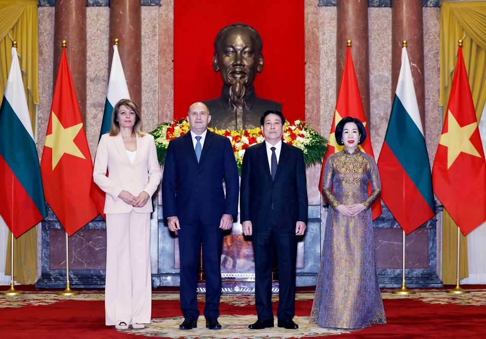 Chủ tịch nước Lương Cường và Phu nhân cùng Tổng thống Bulgaria Rumen Radev và Phu nhân chụp ảnh chung. (Ảnh: Lâm Khánh/TTXVN)